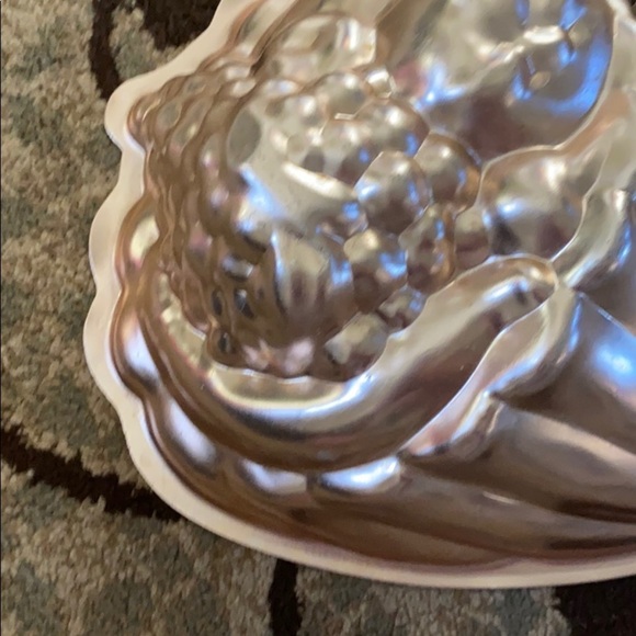 Vintage cornucopia jello mold - Picture 3 of 6